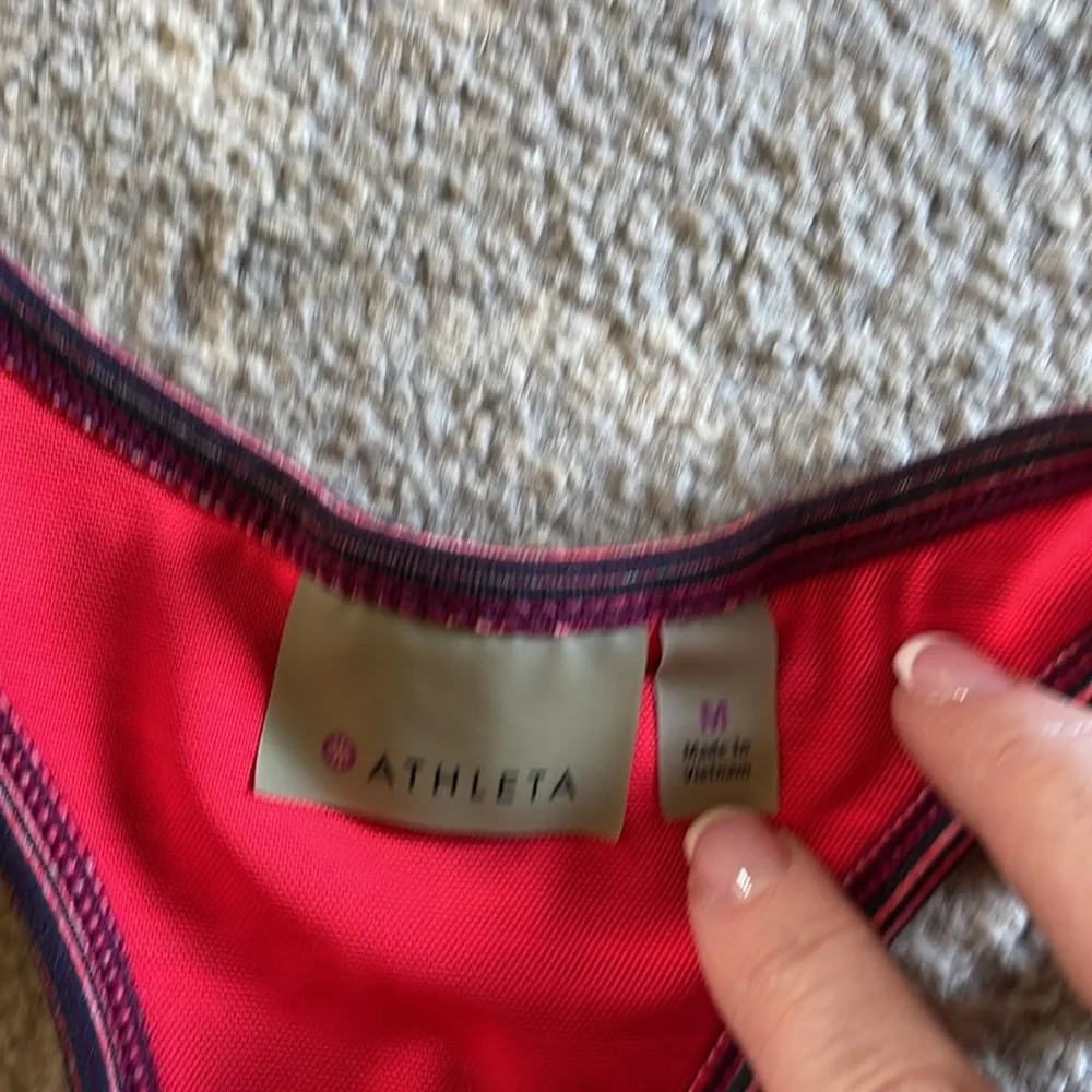 Ladies Athleta workout top with built in bra. 2 layers . Excellent condition - Picture 4 of 4
